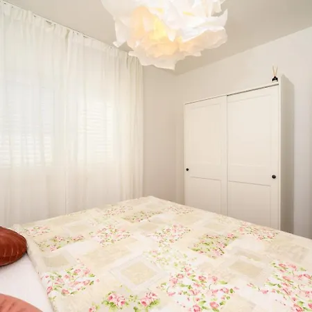 Charming Charlie Apartment