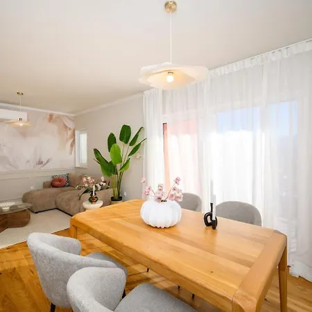 Charming Charlie Apartment *