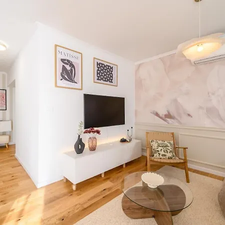 Charming Charlie Apartment