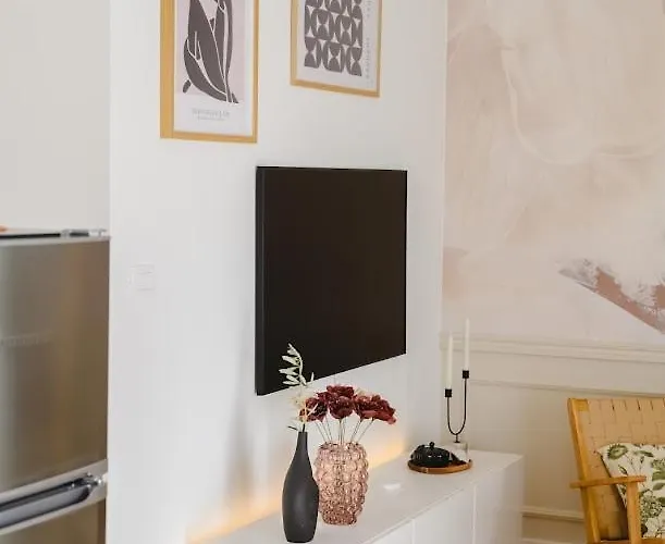 Charming Charlie Apartment *