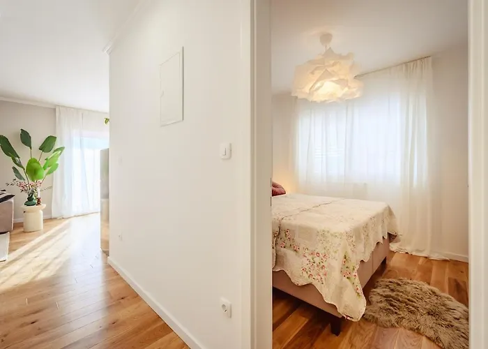 Apartment Charming Charlie *
