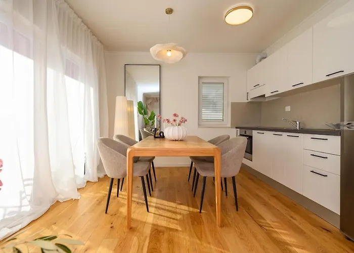 Apartment Charming Charlie *