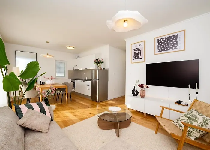 Apartment Charming Charlie