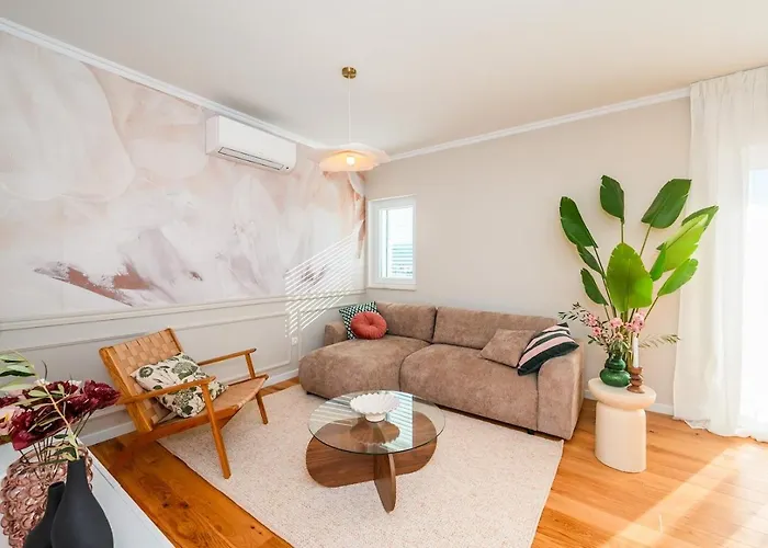 Apartment Charming Charlie *