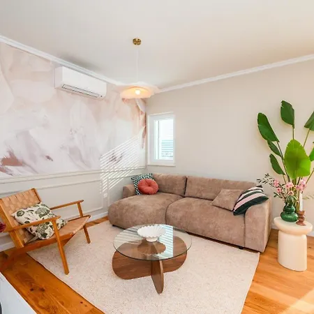 아파트 Charming Charlie *